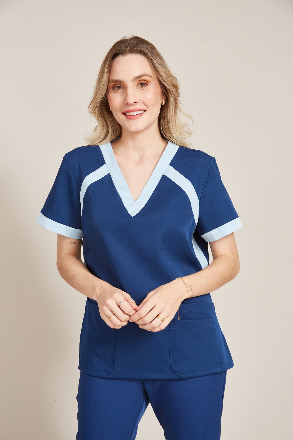Blusa Scrub Feminina com Recortes em V · REF 089