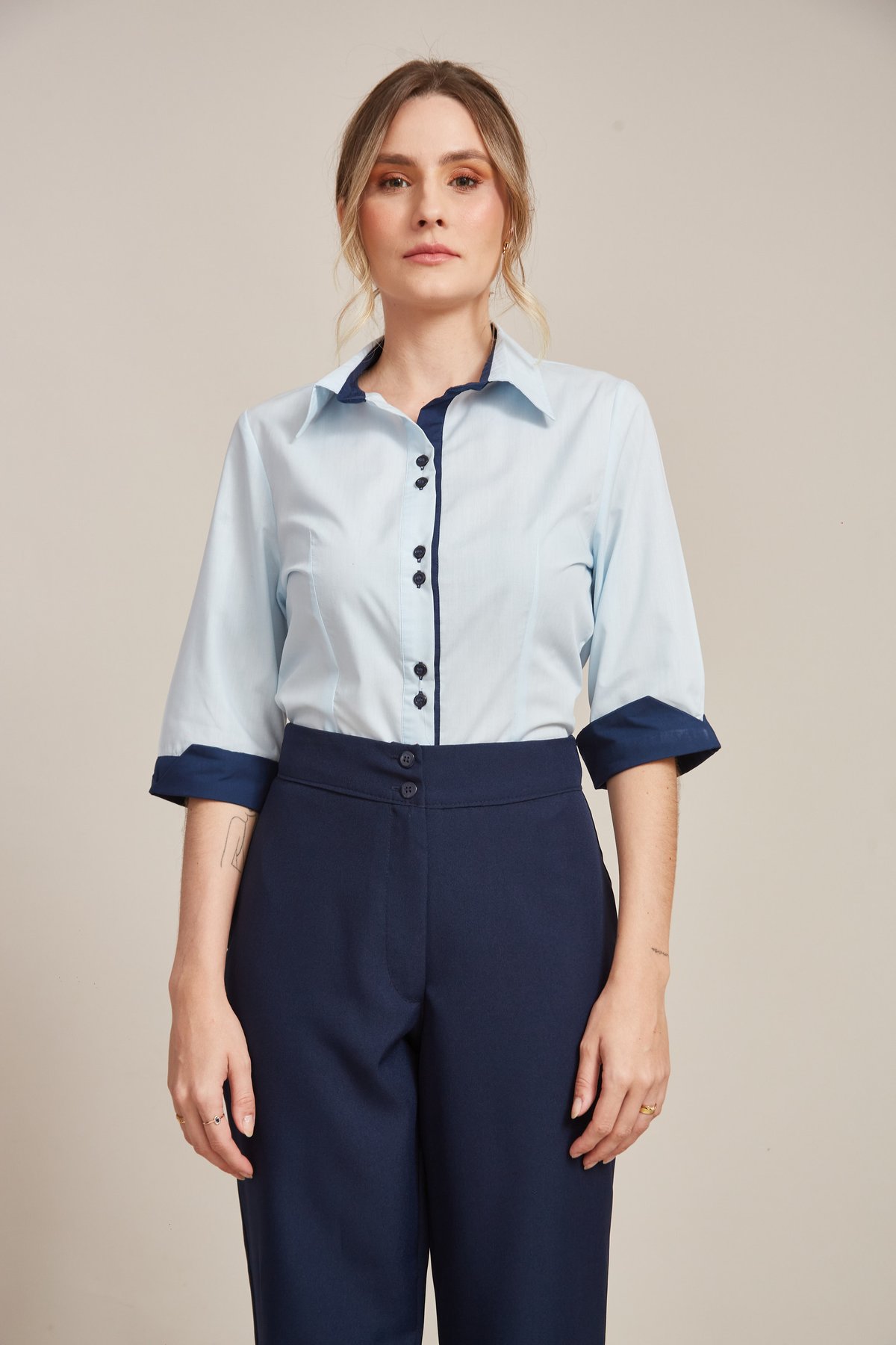 Camisa Social Feminina Manga 3/4 com Detalhes Contrastantes — imagem 3