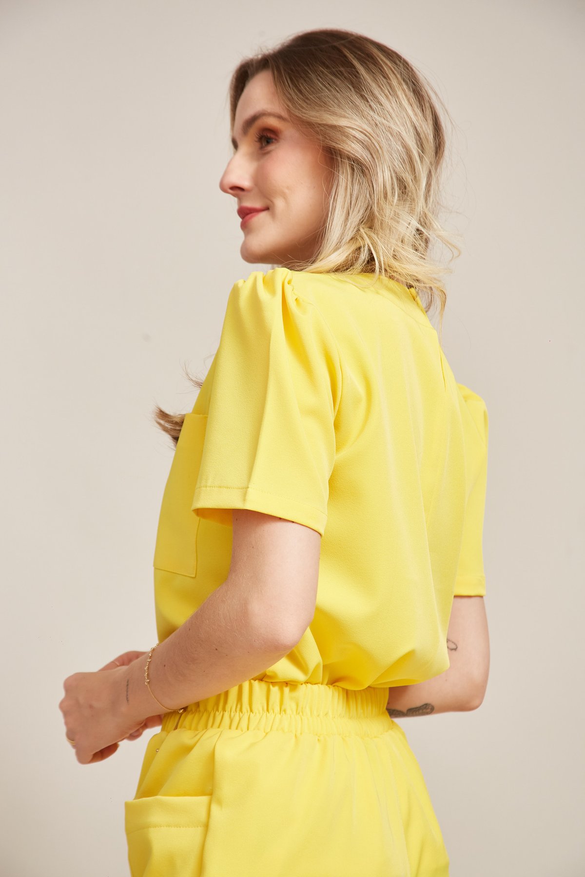 Camisa Scrub com Babado no Ombro e Bolso — imagem 2