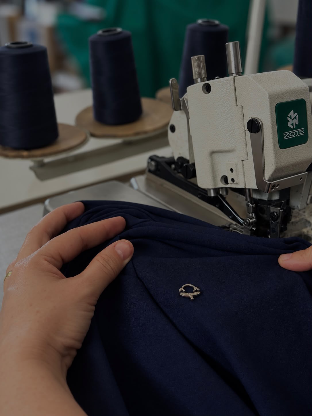 Conferência do tecido na overlock