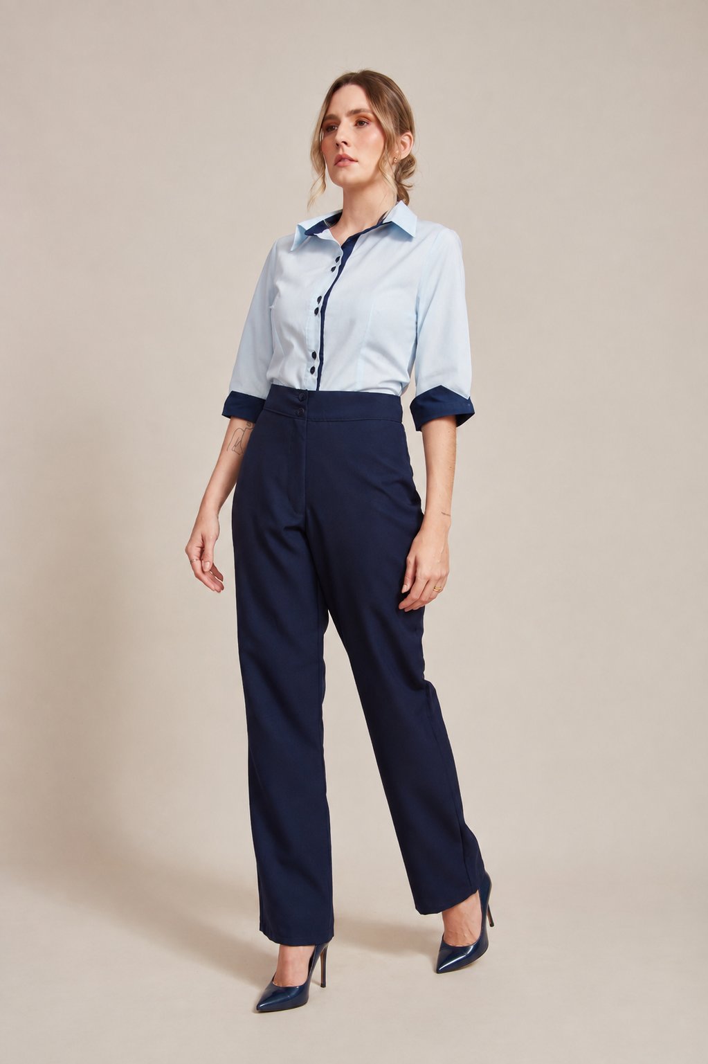 Camisa Social Feminina Manga 3/4 com Detalhes Contrastantes — imagem 2