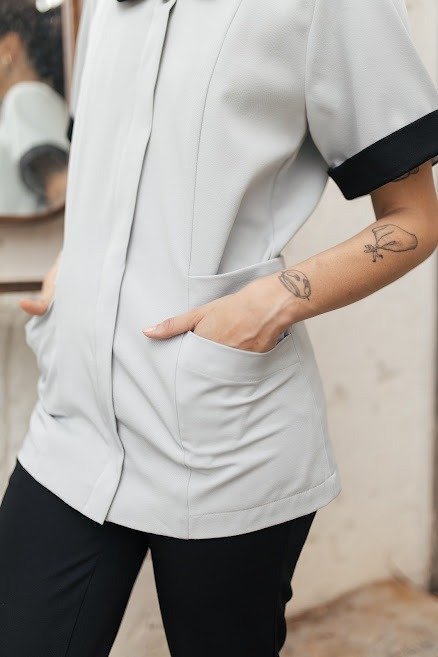Camisa Scrub com Zíper e Gola Contrastante — imagem 2