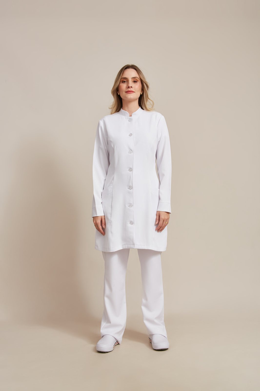 Profissional de saúde com jaleco feminino Layette Code