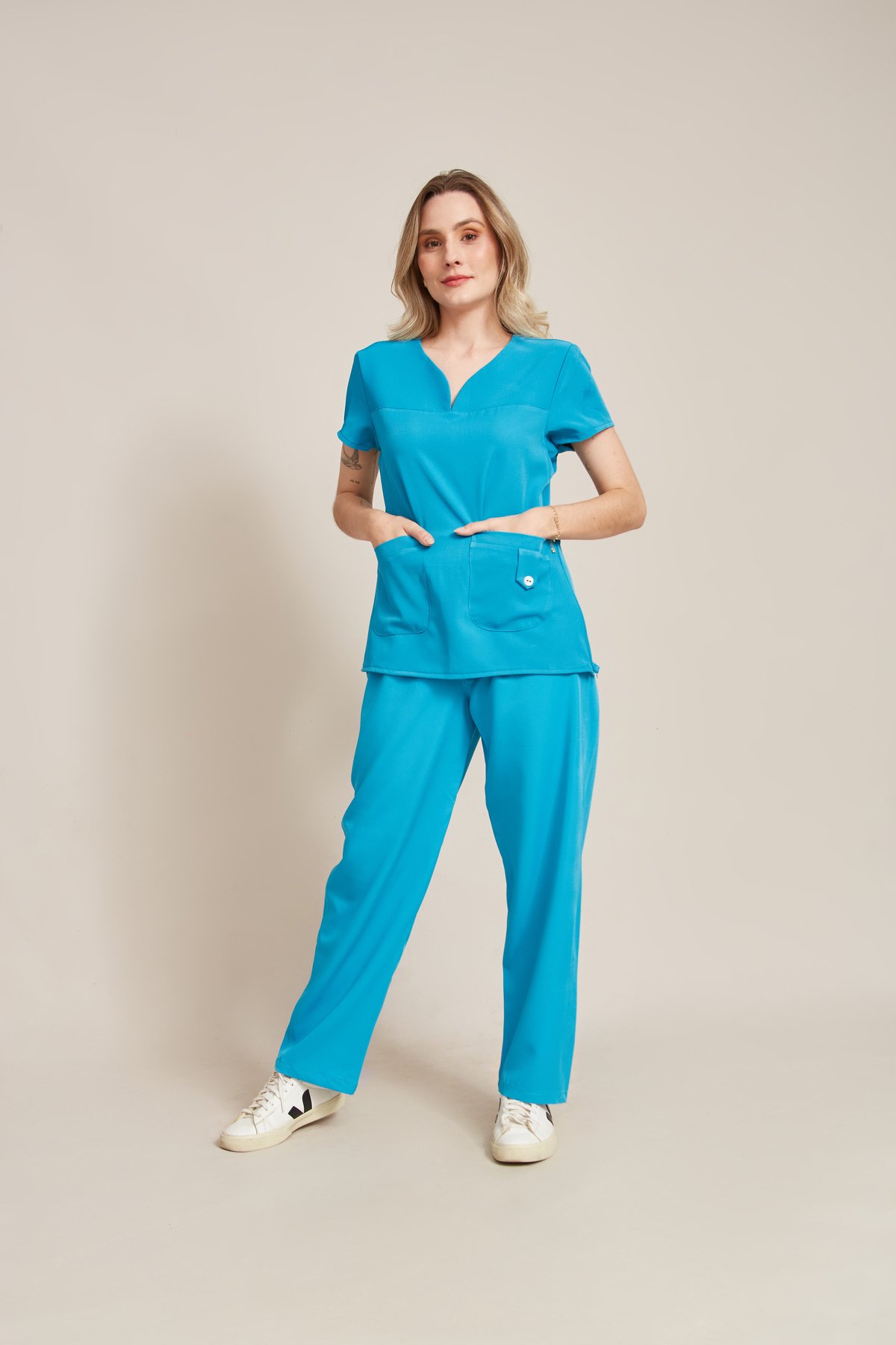 Camisa Scrub Decote V com Bolso Portinhola — imagem 3