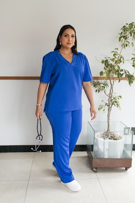 Camisa Scrub Gola com Recortes Vazados — imagem 2