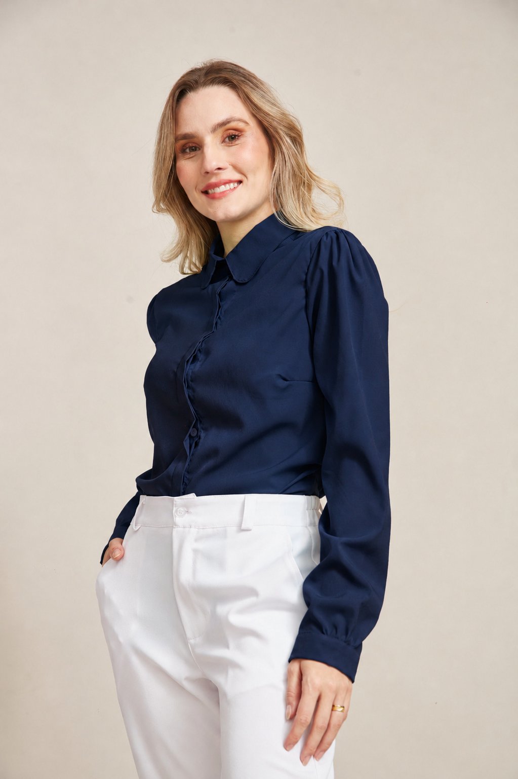 Camisa Social Feminina Manga Longa com Gola Arredondada — imagem 2