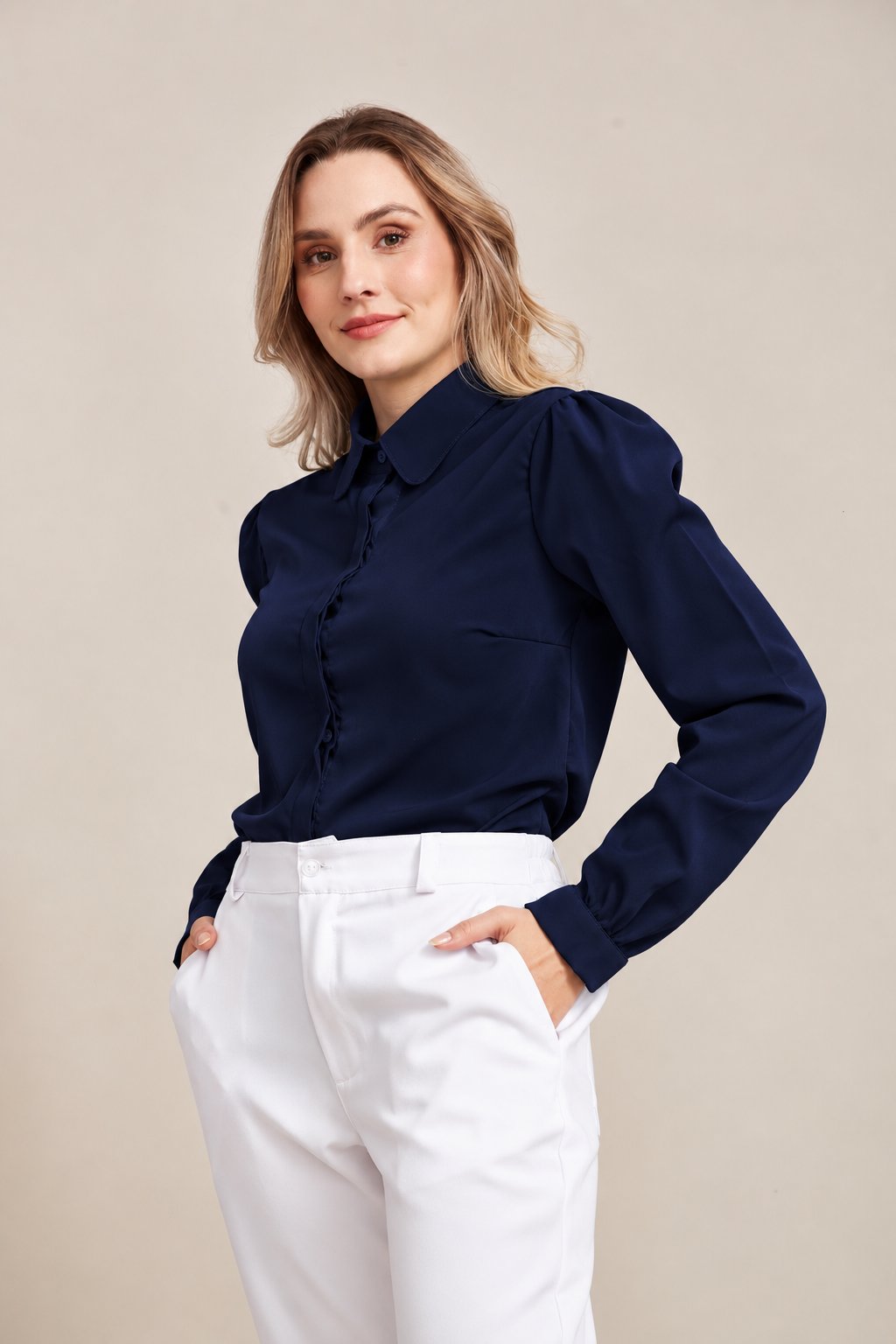 Camisa Social Feminina Manga Longa com Gola Arredondada — imagem 4
