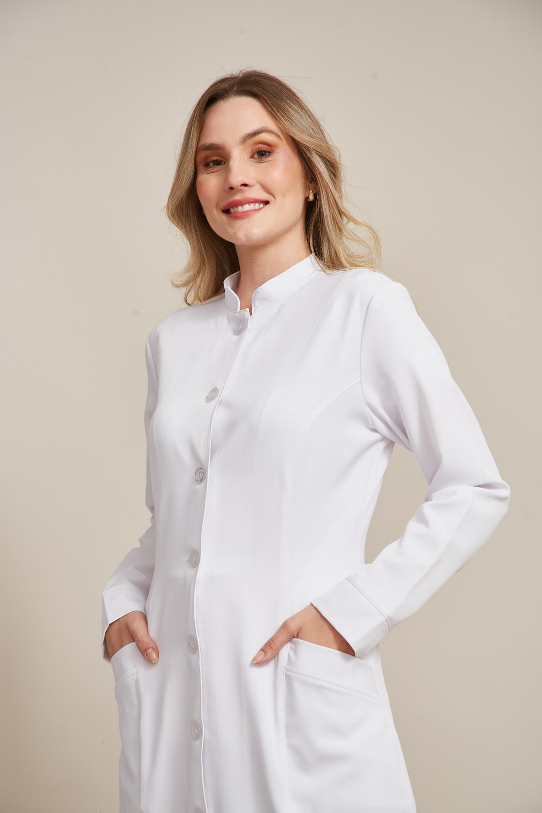 Jaleco Feminino com Recortes e Punho — imagem 3