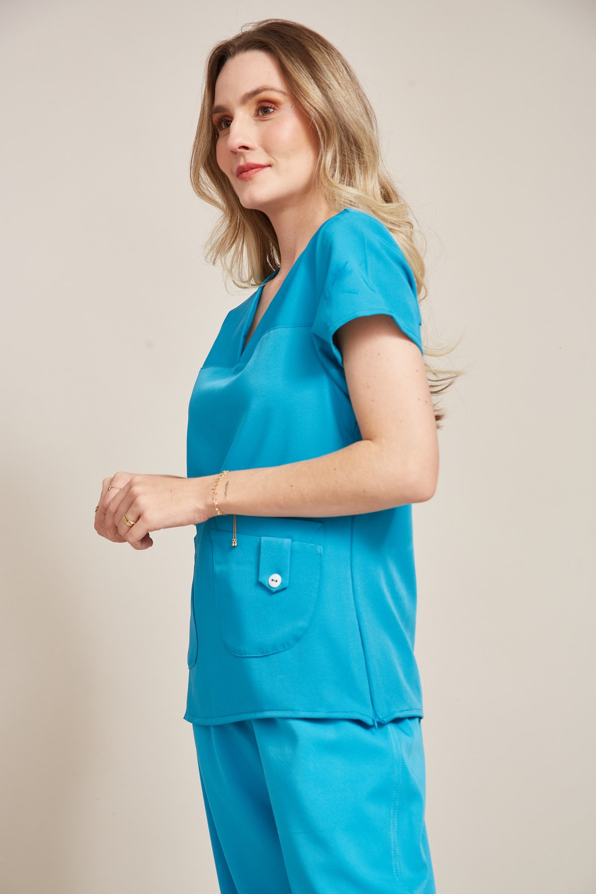 Camisa Scrub Decote V com Bolso Portinhola — imagem 2