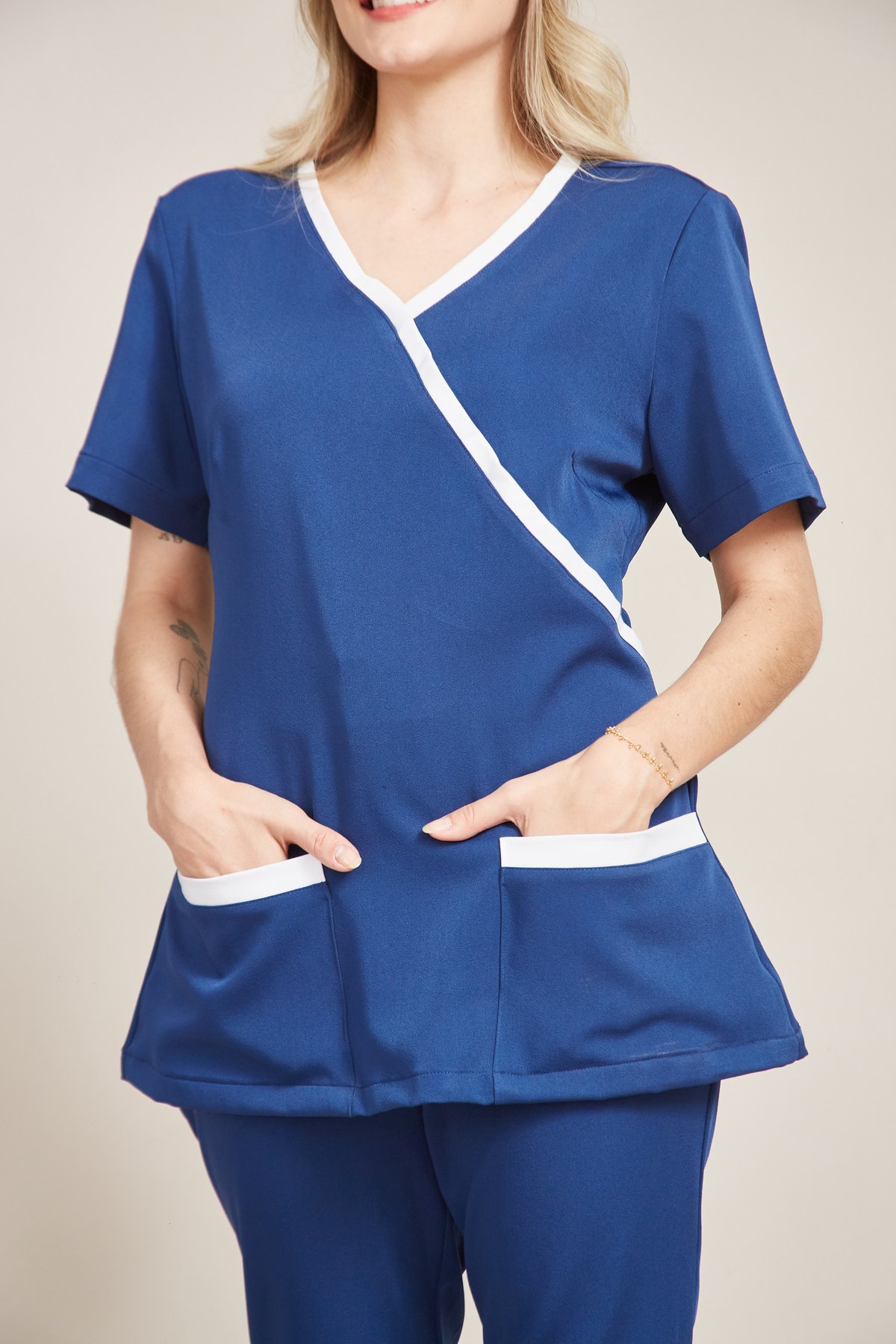 Blusa Scrub Transpassada com Detalhes — imagem 2