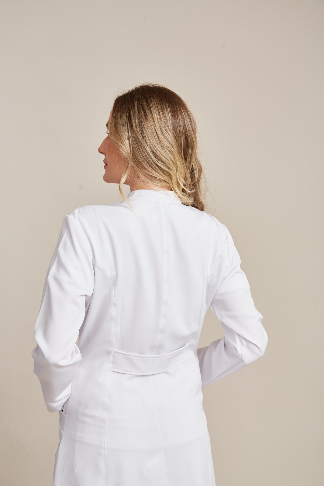 Jaleco Feminino com Recortes e Punho — imagem 4