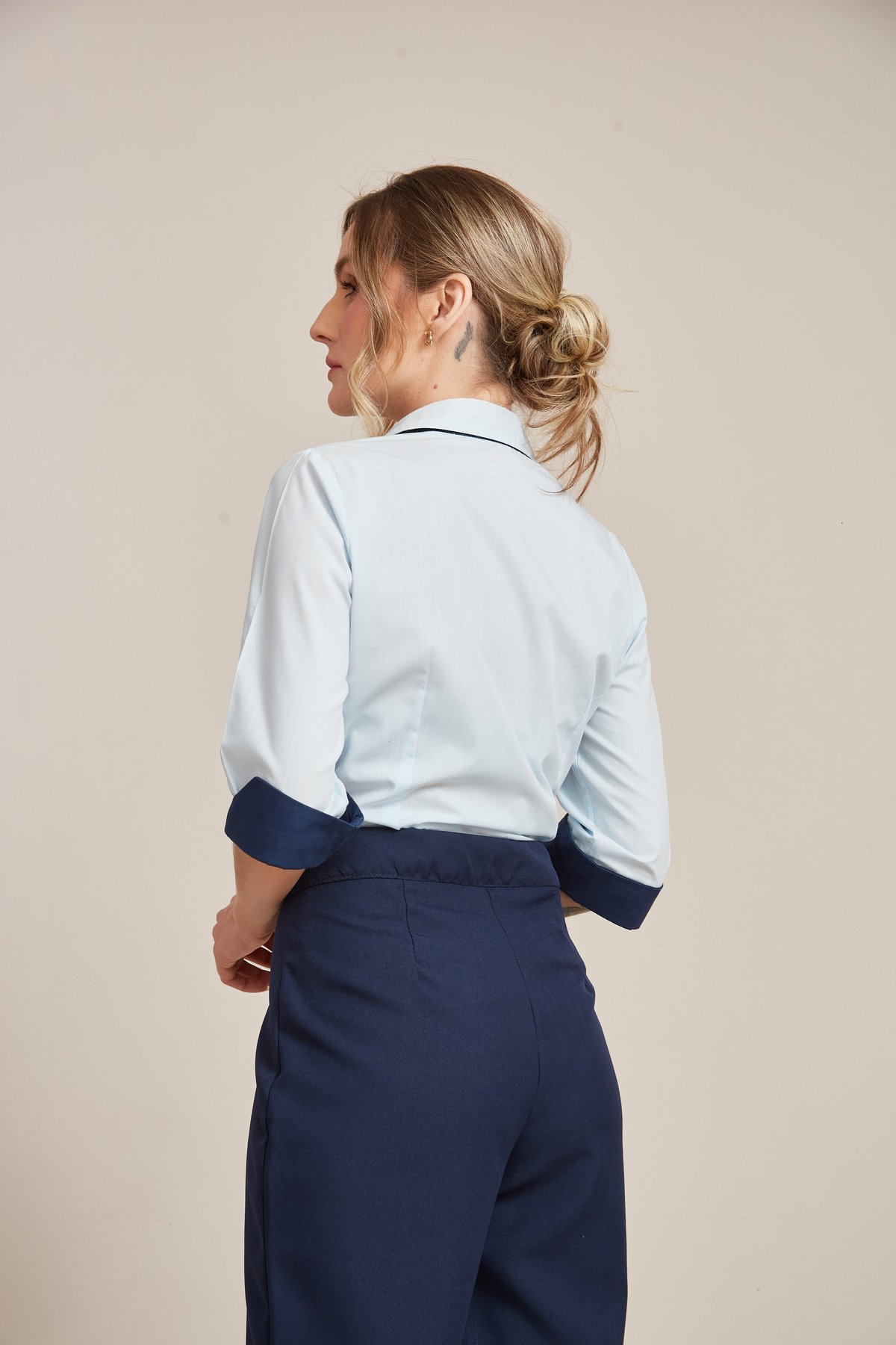 Camisa Social Feminina Manga 3/4 com Detalhes Contrastantes — imagem 4