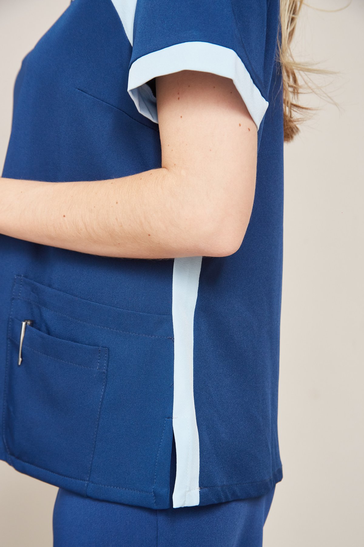 Blusa Scrub Feminina com Recortes em V — imagem 2