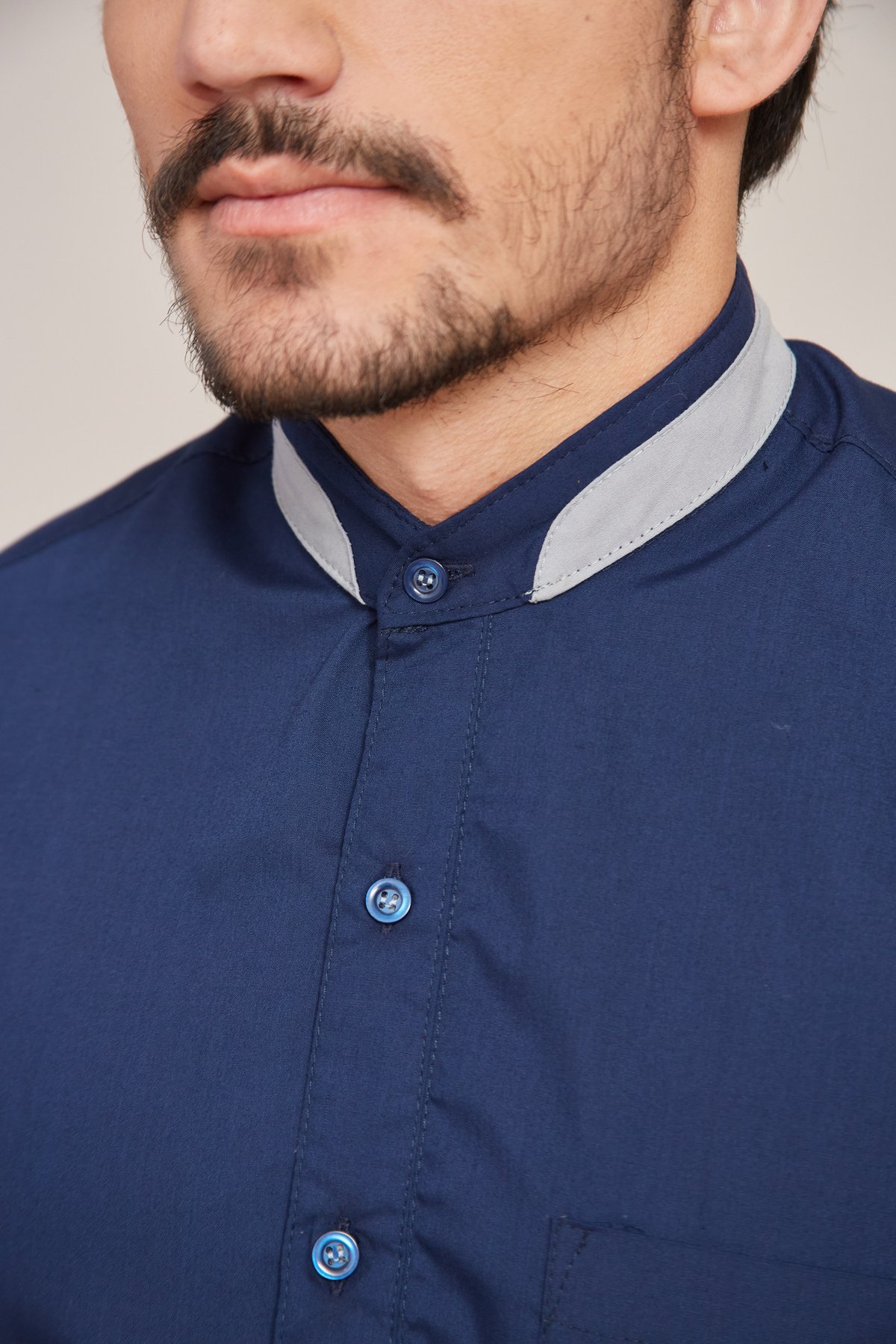 Camisa Social Masculina Manga Curta com Gola Padre Contrastante — imagem 2