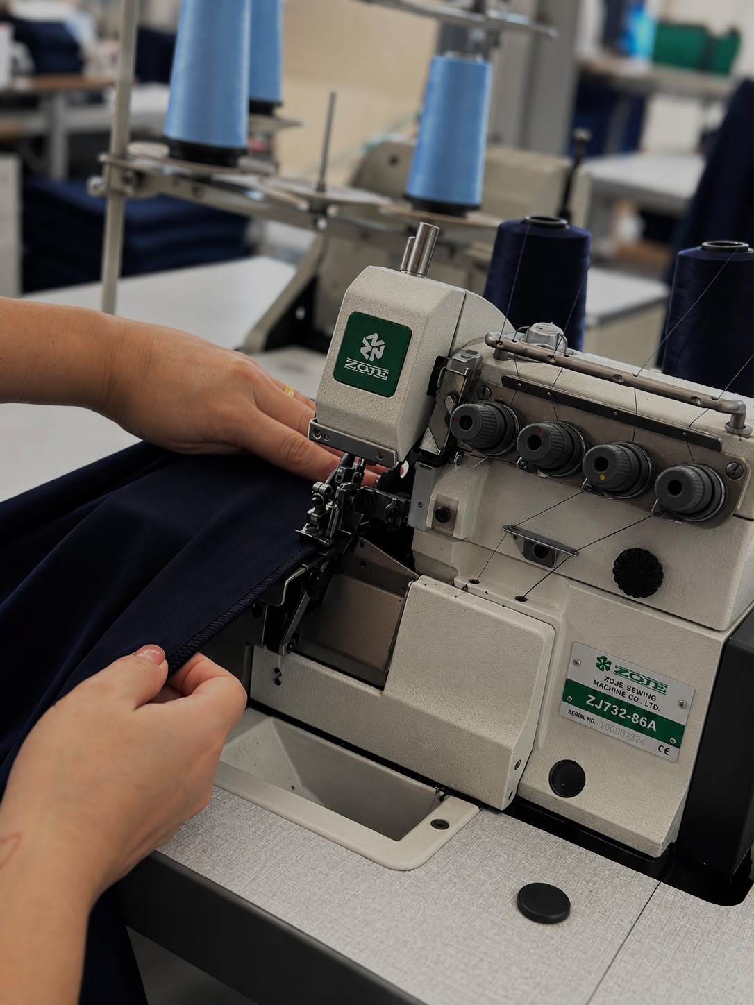Costura na máquina de overlock